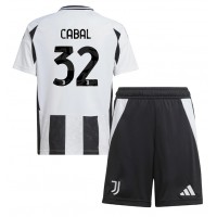 Juventus Juan Cabal #32 Replika babykläder Hemmaställ Barn 2024-25 Kortärmad (+ korta byxor)